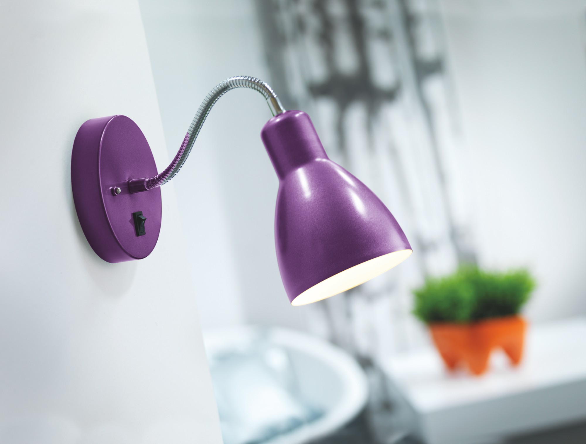 Seinävalaisin Cyclone 105x370x370 mm violetti