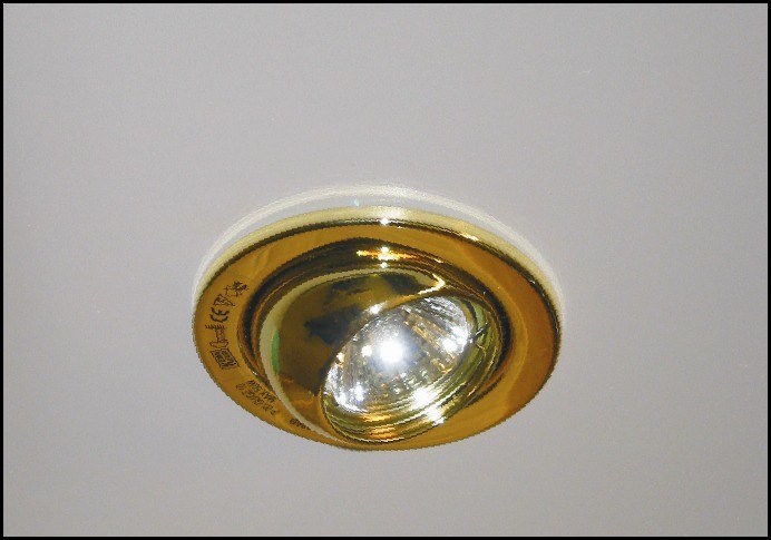 Suunnattava halog.alasvalo230V AL-205A 50W GU10 messinki