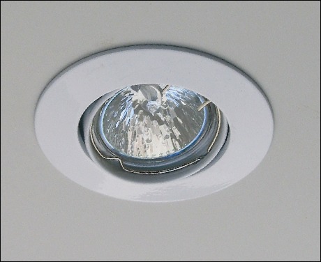 Valettu halogeeni alasvalo CT-3107 valkoinen