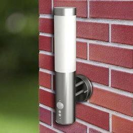 2 seinävalaisinta liiketunnistimella 11 x 35 cm