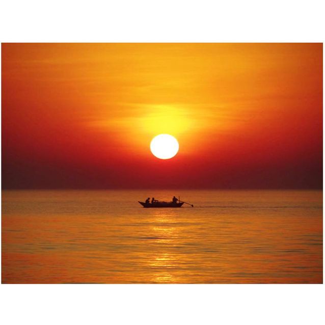 Kuvatapetti Artgeist Kalalla auringonlaskussa eri kokoja