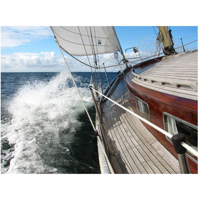 Kuvatapetti Artgeist Vene tyrskyissä eri kokoja