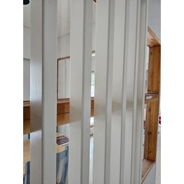Tilanjakaja säleikkö, sormijatkettu koivu 40x70, korkeus 2800, maalattu valkoinen, mittatilaus (leveys 600–3000 mm)