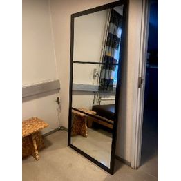 Sisustuspeili Maakunnan Lasi, mustalla kehyksellä