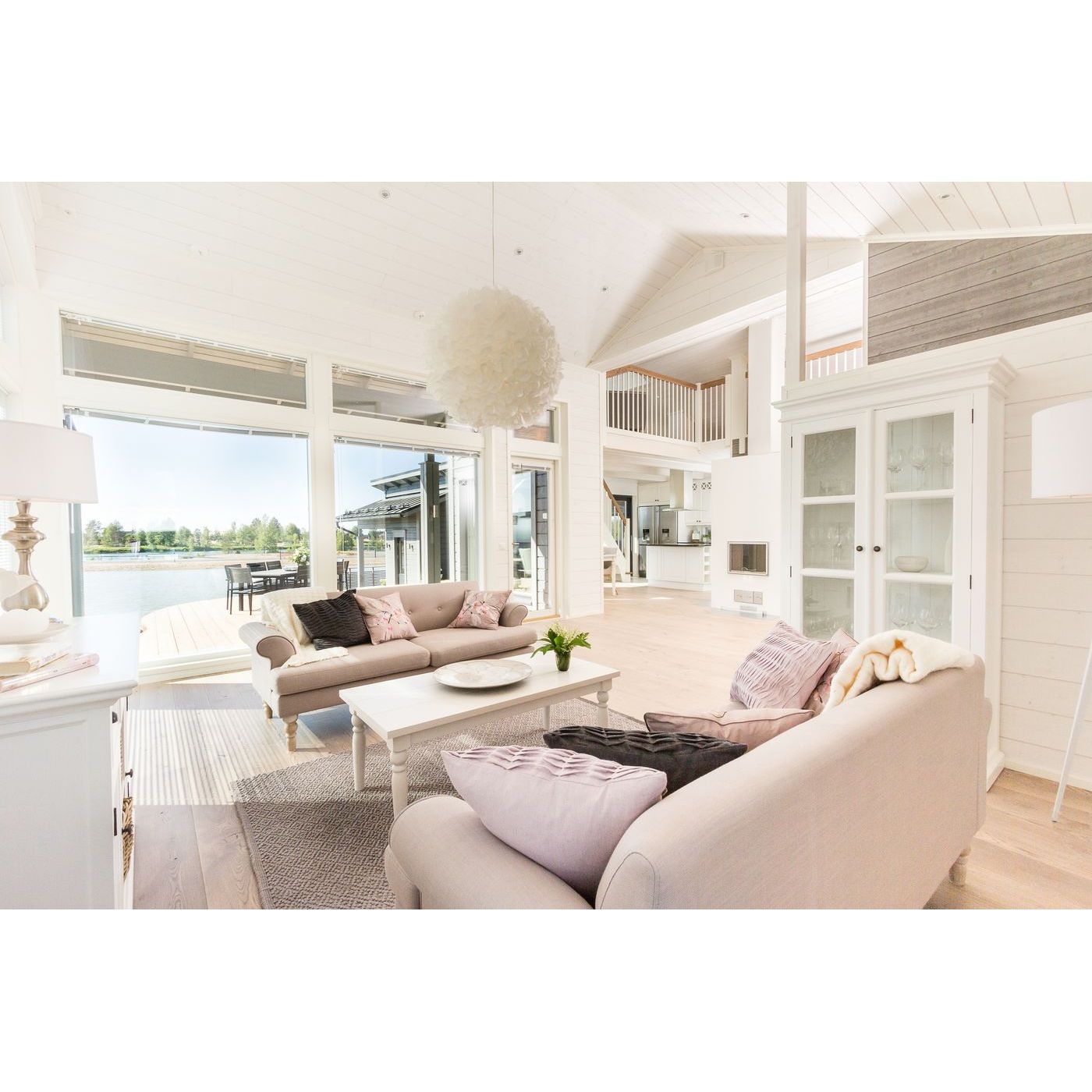 Valkoinen leveä Struktuuri-paneeli sopii niin seinälle kuin kattoonkin