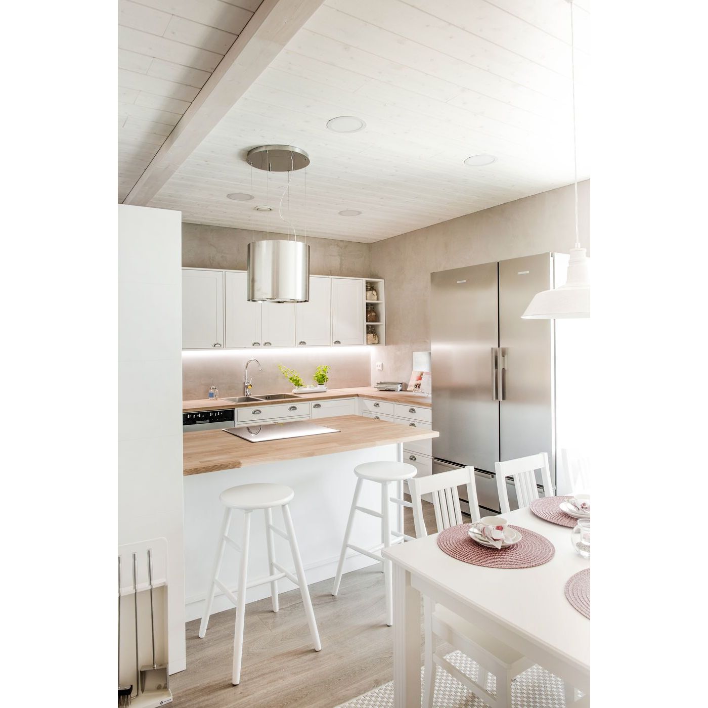 Valkoinen leveä Struktuuri-paneeli sopii niin seinälle kuin kattoonkin