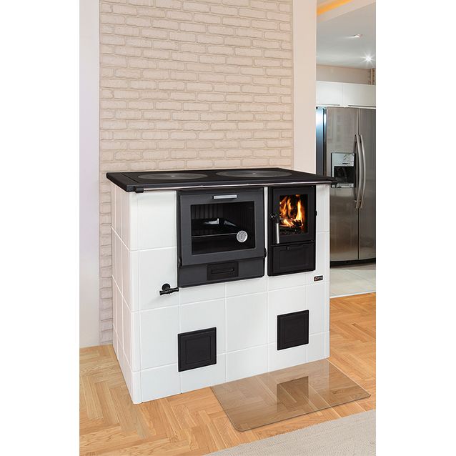 Puuhella Serafiina varaava valurautauunilla