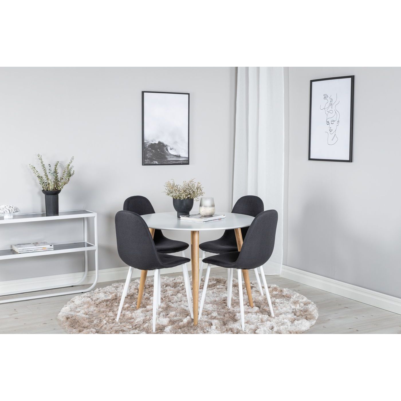 Ruokailuryhmä Venture Home, ⌀100cm valkoinen/vaaleanruskea Plaza-pöytä + 4 mustaa Polar-tuolia