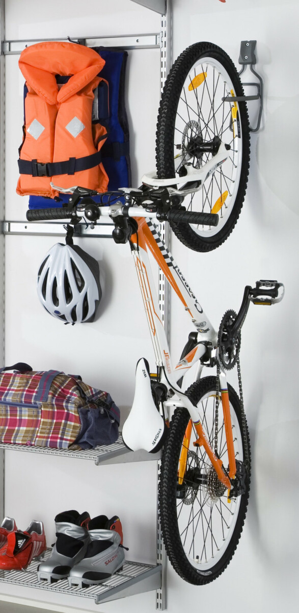 Polkupyöräkoukun avulla saa pyörälle kätevän talvisäilytyspaikan varastoon tai autotalliin