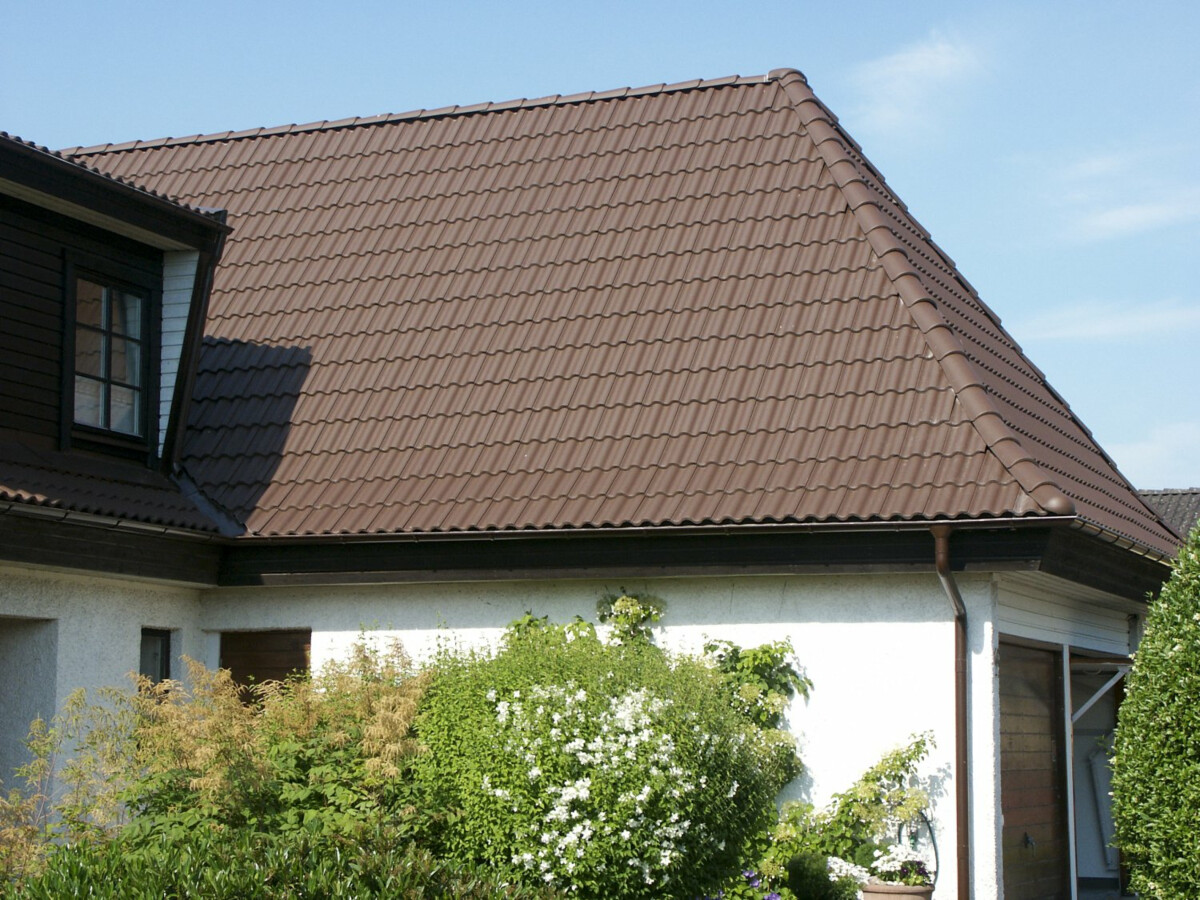 Bendersin 2-kouruinen ruskea Palema-kattotiili on tyylikäs ja kestävä valinta