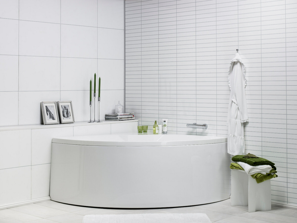Kylpyamme Noro Round 140 1400x1400x675 mm akryyli valkoinen kylpyhuoneessa