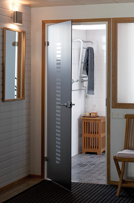Kuvioitu kylpyhuoneen lasiovi Swedoor Vertico Plus kylpyhuoneen ovena