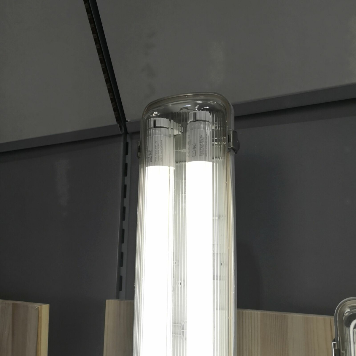 Tavallisen loisteputken tilalle energiatehokas LED-loisteputki - SuperLEDin valikoimista löydät kotiin tai teollisuuden tarpeisiin sopivan