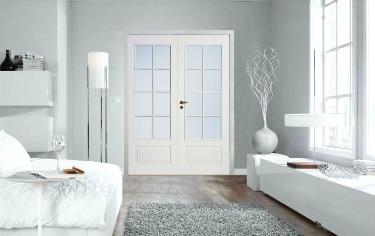 8-ruutuinen lasitettu pariovi Swedoor Style 42 valkoinen makuuhuoneessa