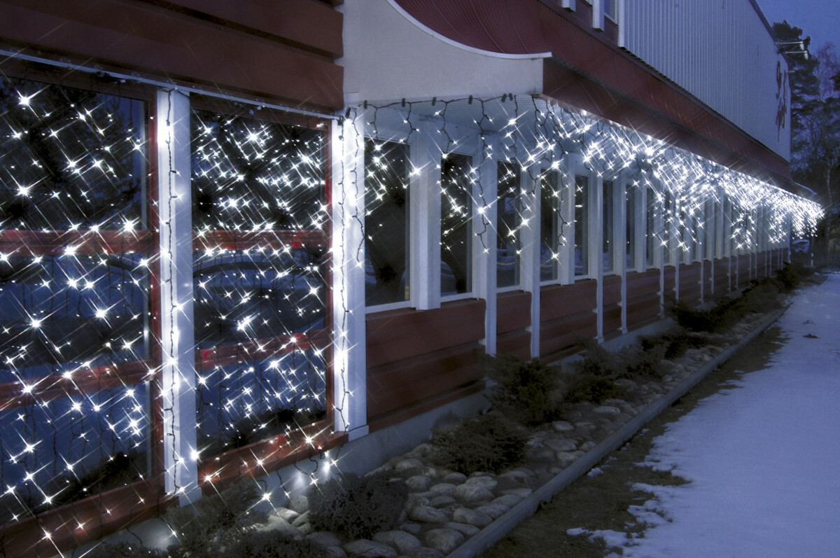 Rakennus on saanut näyttävän jouluvalaistuksen yhdistelemällä kylmän valkoisia System LED -järjestelmän osia