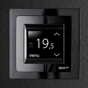 Seinään kiinnitetty musta Devireg Touch -termostaatti