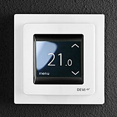 Lämmönsäädin DEVIreg Touch kirkkaan valkoinen seinään kiinnitettynä