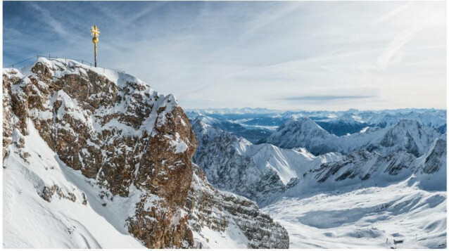 Sisustustarra Artgeist Winter in Zugspitze 280x490cm