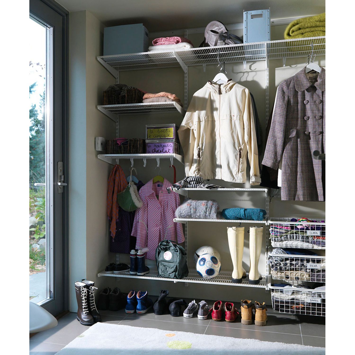 Valkoisilla osilla toteutettu vaatesäilytysratkaisu eteiseen