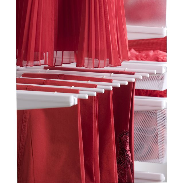 Housuripustin soveltuu myös hameiden säilytykseen