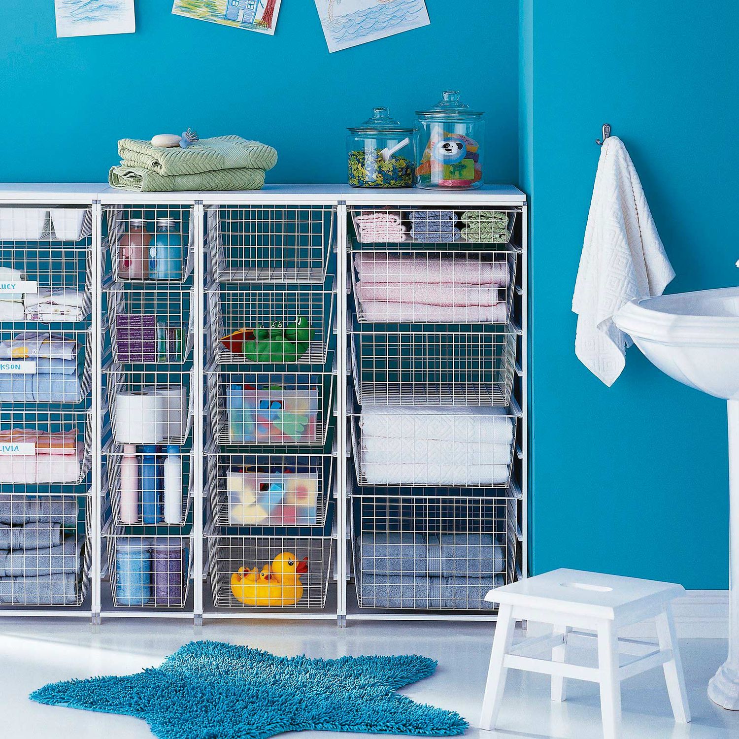 Erikokoisten koritelineiden yhdistelmillä saat aikaan säilytystilat kaikille kodin tavaroille