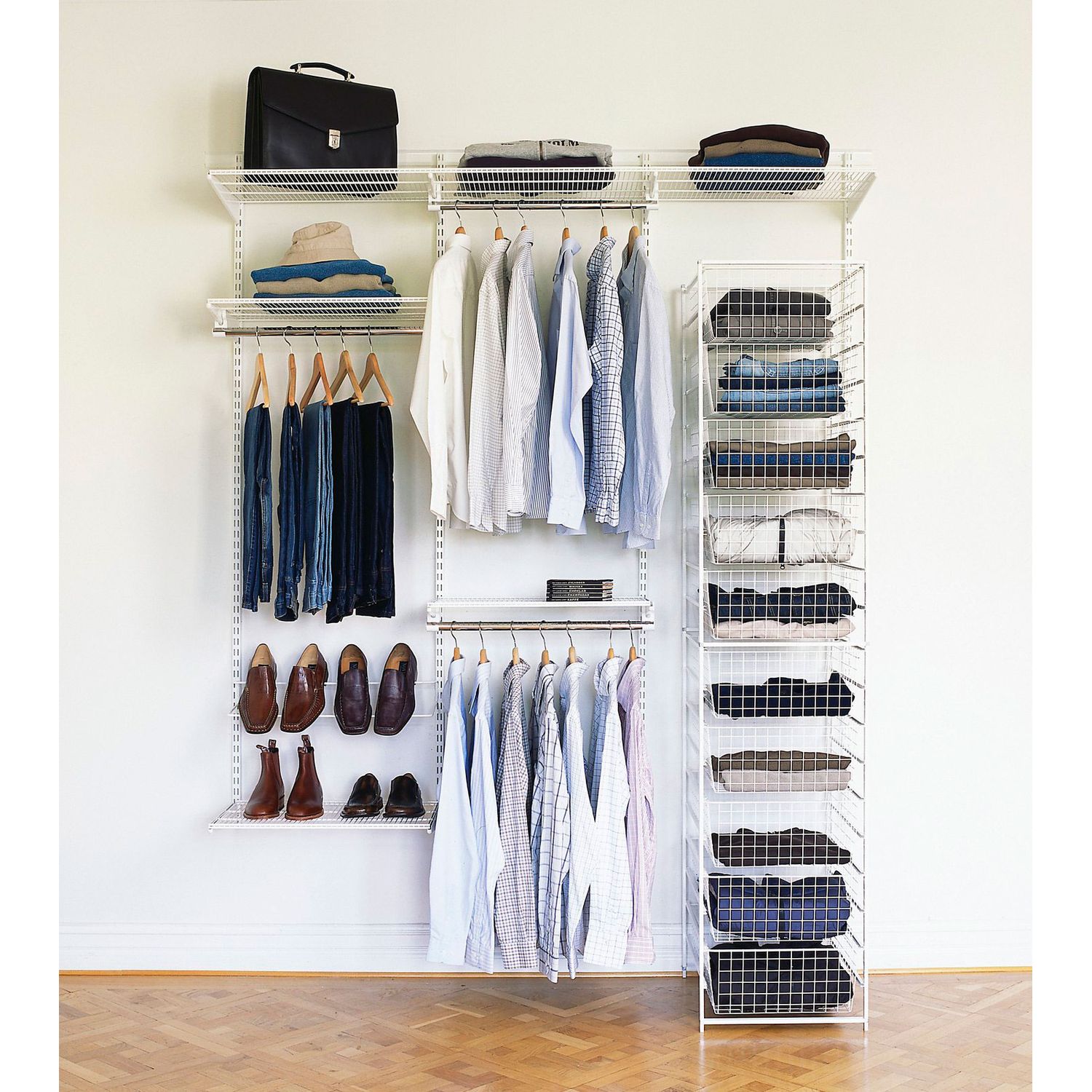 Valkoinen, korkea lankakoriteline sopii loistavasti vaatesäilytysjärjestelmän osaksi