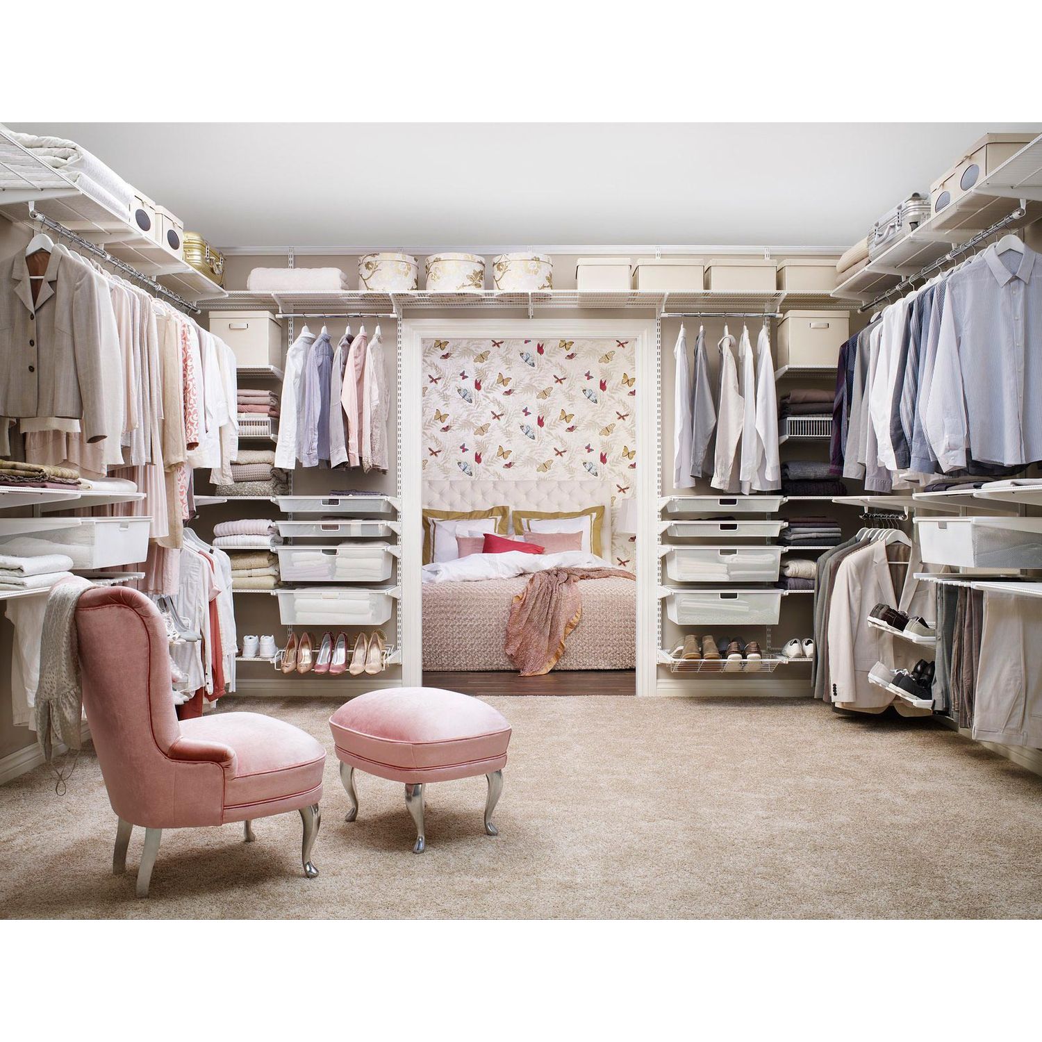 Valkoisilla Elfa Classic komponeneteilla toteutettu vaatesäilytysjärjestelmä