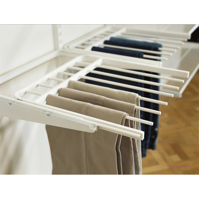 Valkoinen housuripustimessa housut pysyvät komeasti järjestyksessä