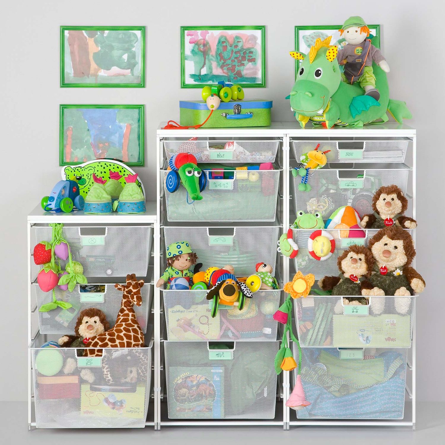 Valkoisilla meshkoreilla toteutettu lastenhuoneen säilytysjärjestelmä leluille