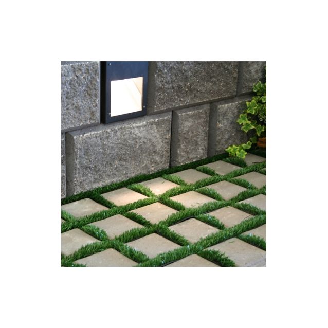 Hulekivi 118x118x80 mm harmaa muurin vieressä