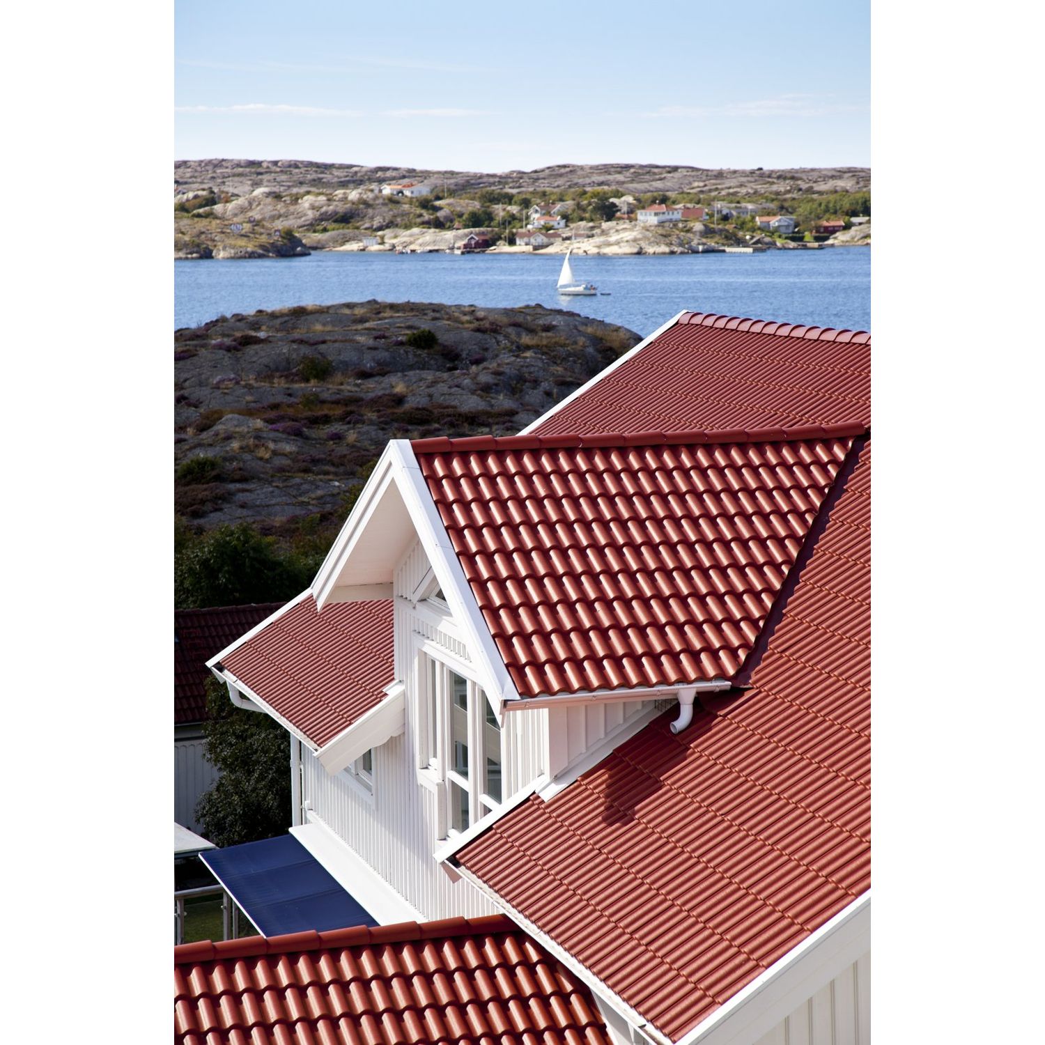 Terracottapunainen tiilikatto on kestävä, turvallinen ja tyylikäs valinta, jonka viimeistelet lisätarvikkeilla