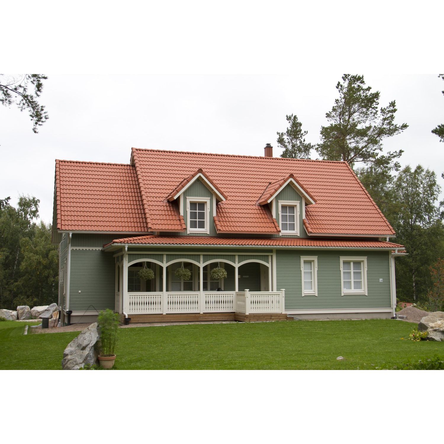 Punainen tiilikatto antaa viimeisen silauksen vanhanajan tyyliin suunnitellulle talolle