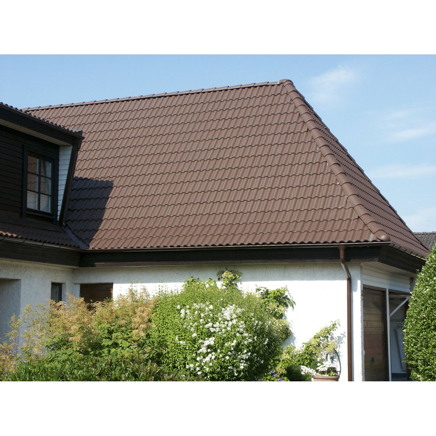 Bendersin 2-kouruinen ruskea Palema-kattotiili on tyylikäs ja kestävä valinta