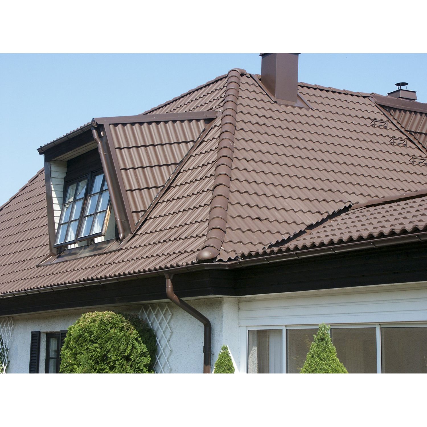 Bendersin Palema-kattotiilillä ja yhteensopivilla lisätarvikkeilla pystyt kattamaan helposti monimuotoisetkin kattorakenteet