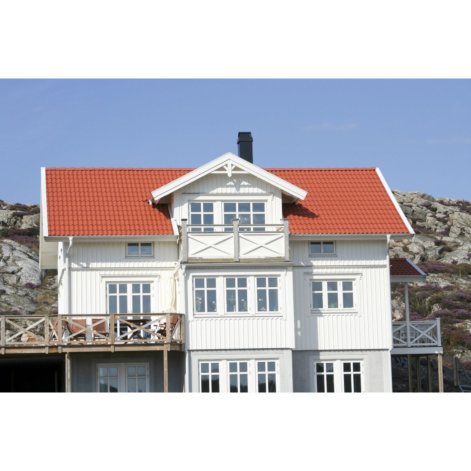 Valkoinen julkisivulaudoitus ja tiilenpunainen Benders-tiilikatto ovat tyylikäs ja ajaton yhdistelmä!