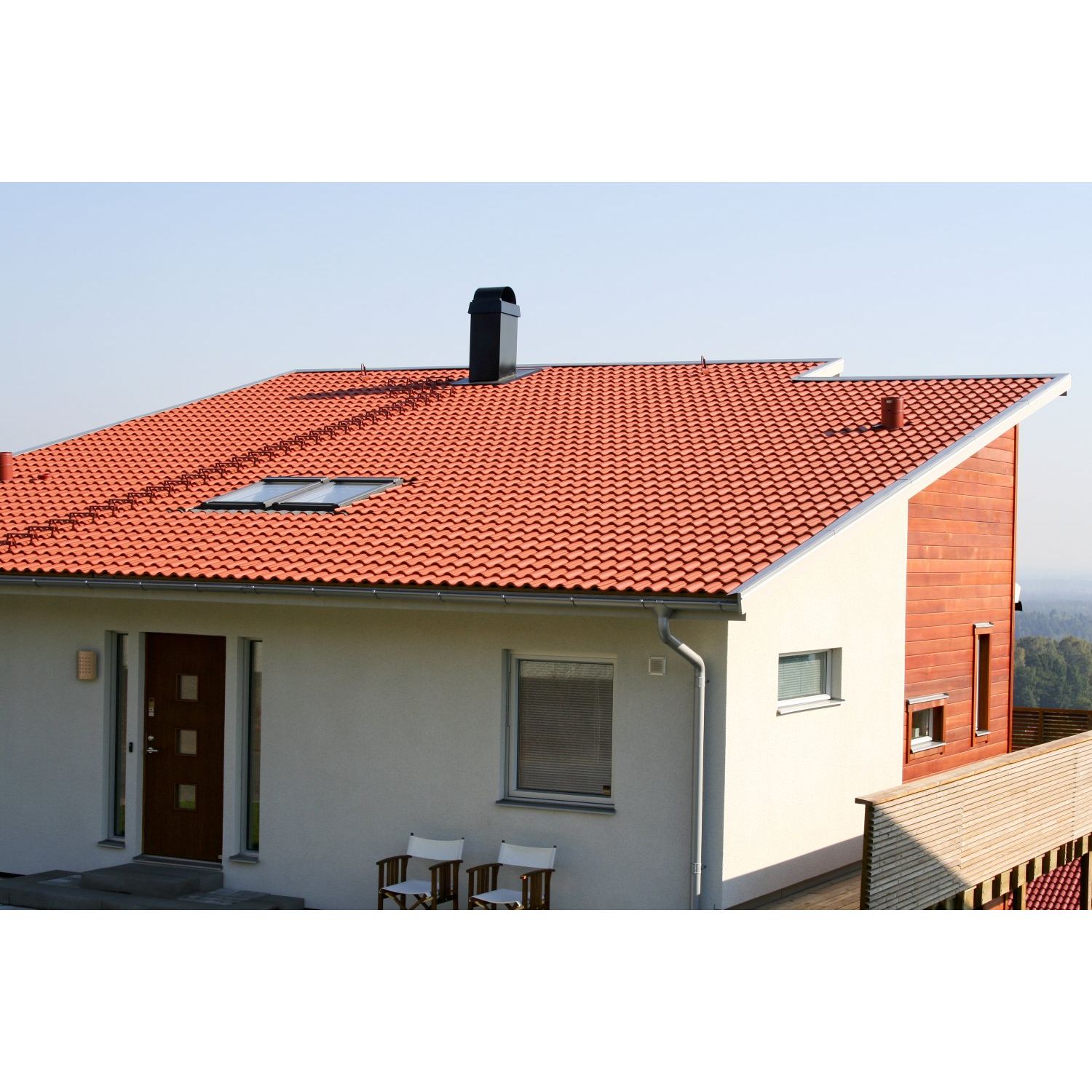 Tiilenpunainen Benders-tiililatto sopii mainiosti moderniinkin kotiin