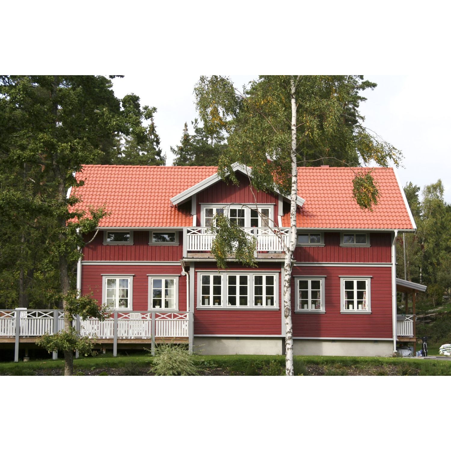 Mikään ei näytä perinteisissä puutaloissa yhtä hyvältä kuin kestävä ja kauniisti ikääntyvä tiilikatto!