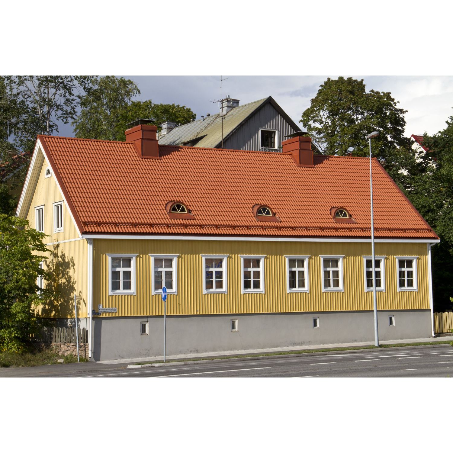 Tiilenpunaisen katon ja kartanonkeltaisen julkisivun yhdistelmä näyttää hyvältä vuosikymmenestä toiseen!