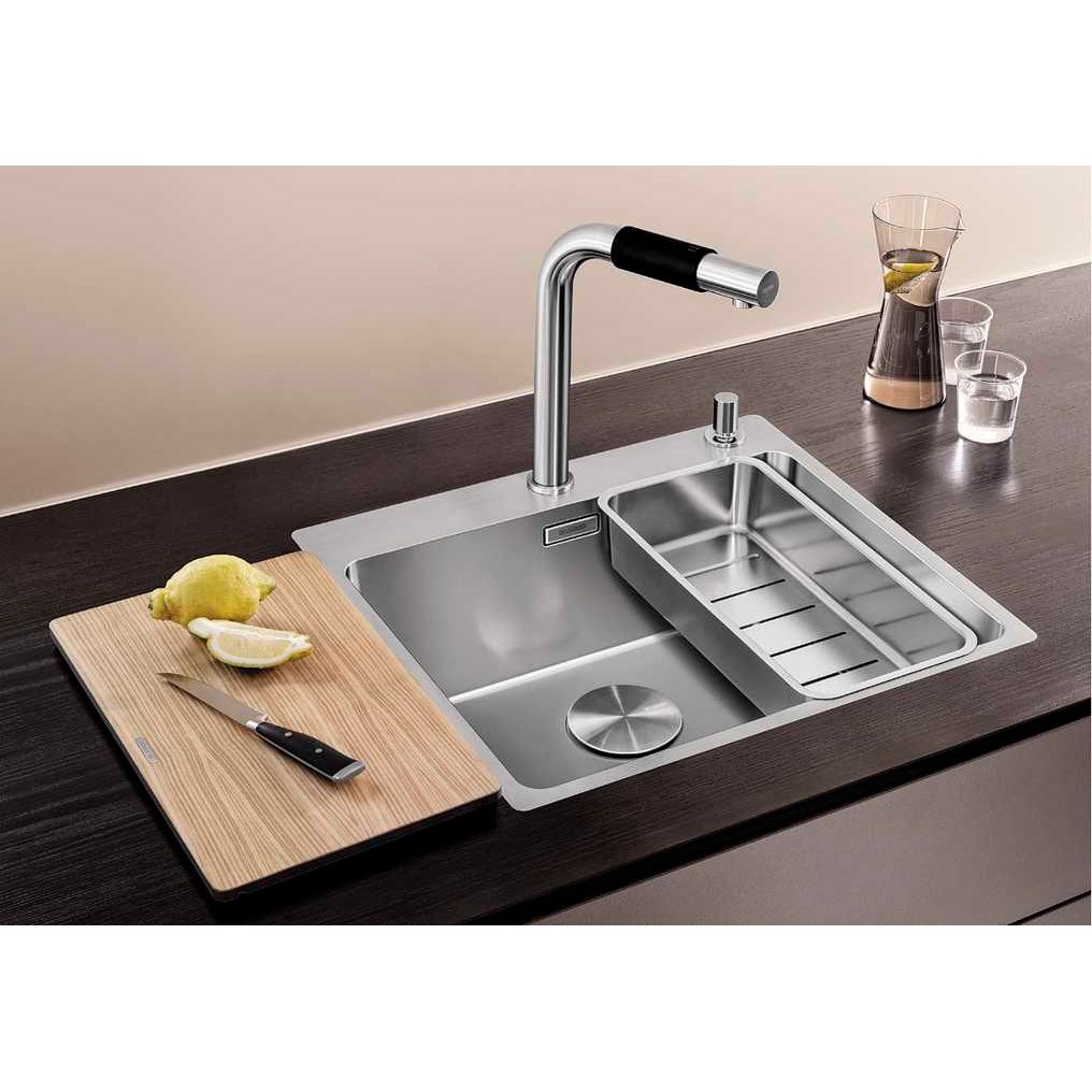 Blanco Andano 500-IFA -keittiöaltaaseen on saatavilla useita lisätarvikkeita kuten vihanneskulho, leikkuulauta ja roskasihdin suojus