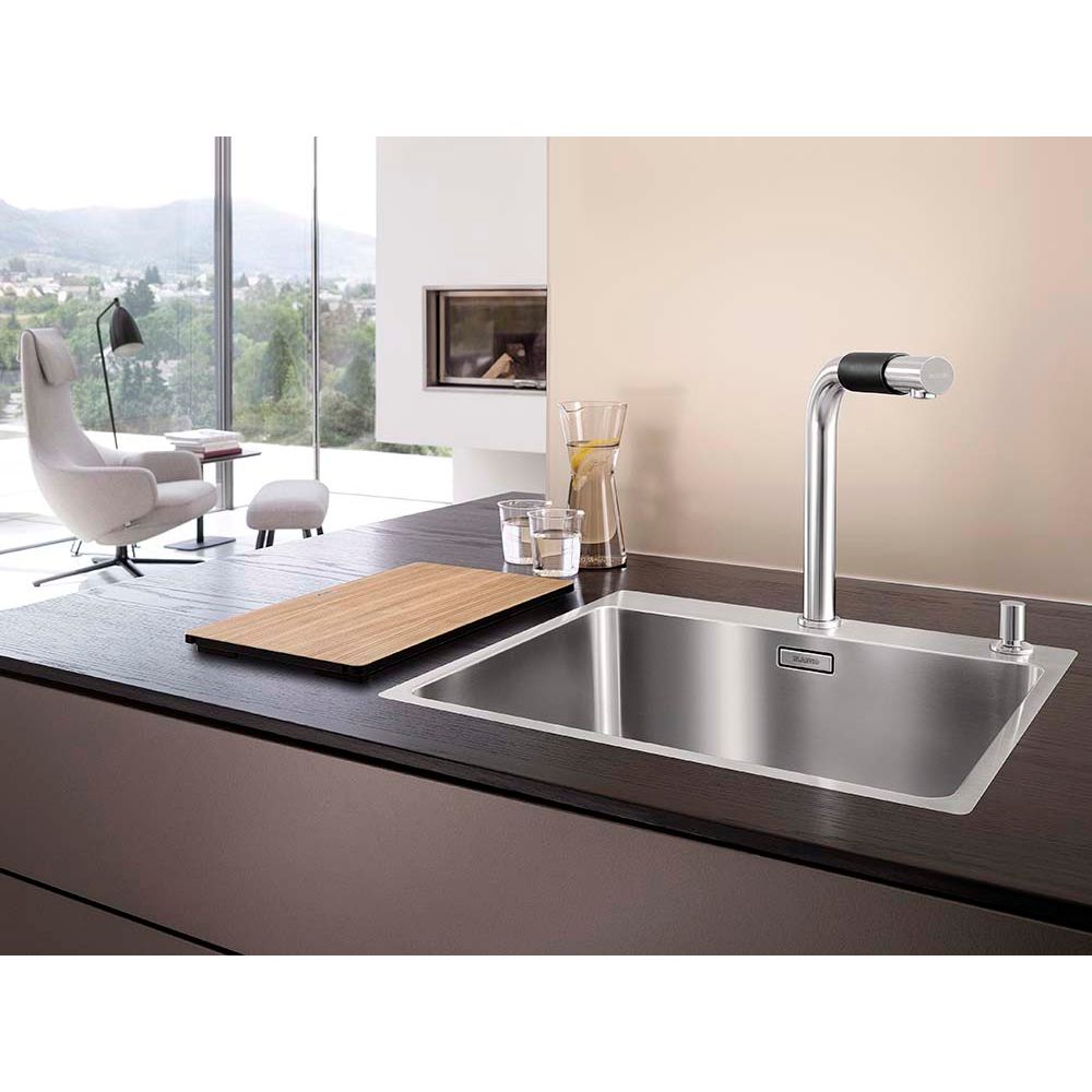 Blanco Andano 500-IFA -keittiöallas asennettuna tumman puutason päälle