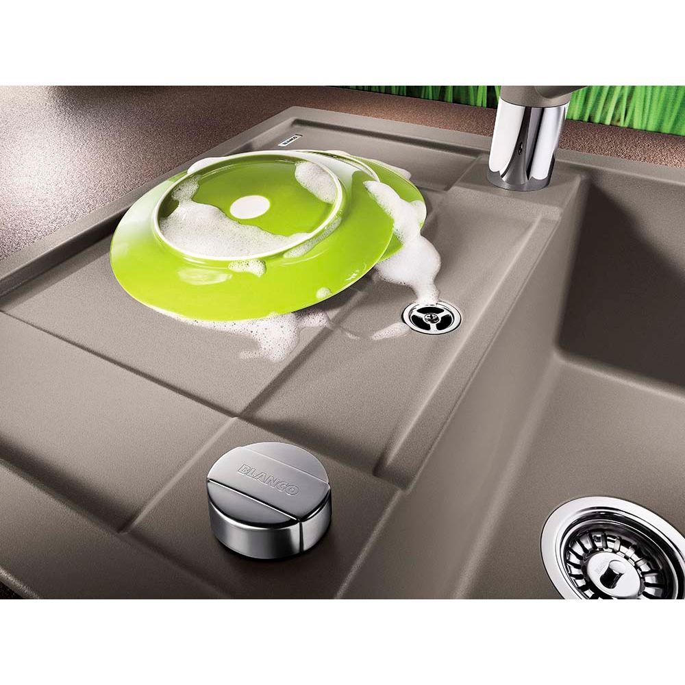 Tartufon värisen Blanco Metra 45 S Compact -keittiöaltaan pohjaventtiili ja sen kaukosäädin lähikuvassa