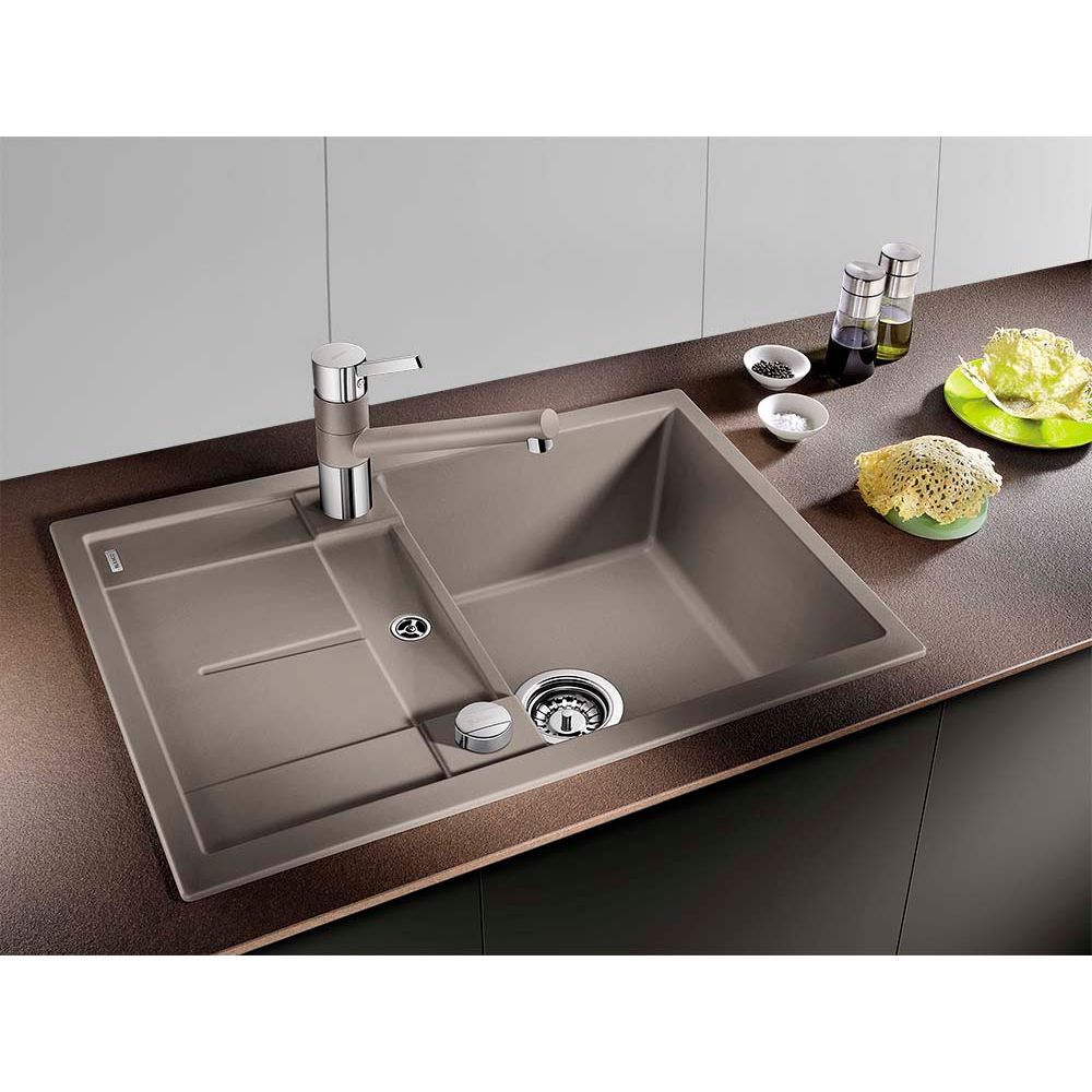 Tartufon värinen Blanco Metra 45 S Compact -keittiöallas tasoon asennettuna