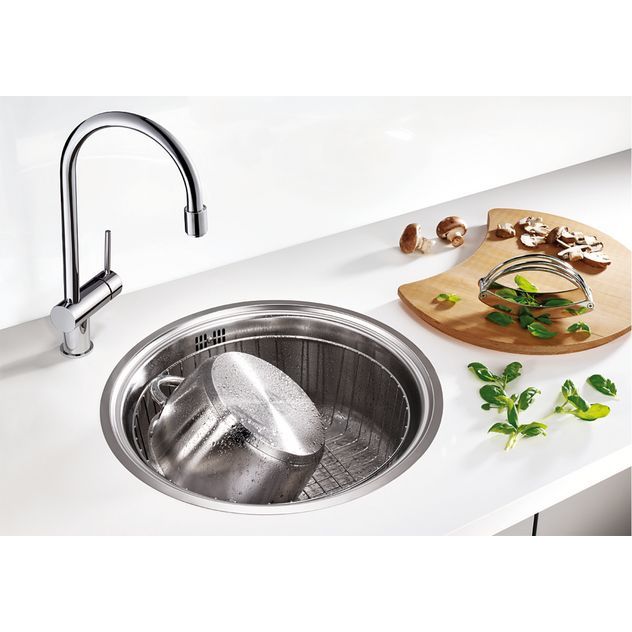 Blanco Rondosol -keittiöallas käytössä vihanneskorin ja leikkuulaudan kanssa