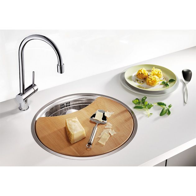 Blanco Rondosol -keittiöallas peitettynä leikkuulaudalla