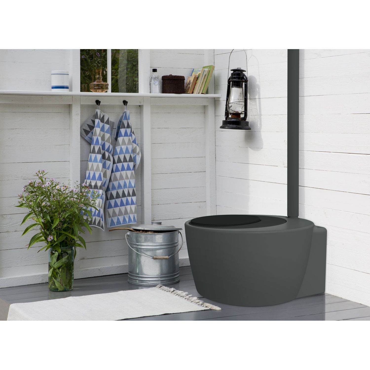 Tyylikäs Kekkilän kompostoiva kuivikekäymälä viimeistelee viihtyisän ulkohuussin