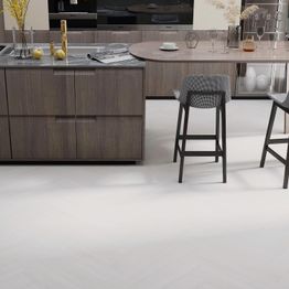 Kivikomposiittikalanruotovinyylilankku DomusFlooring Kuura valkeatammi, integroitu askeläänieriste