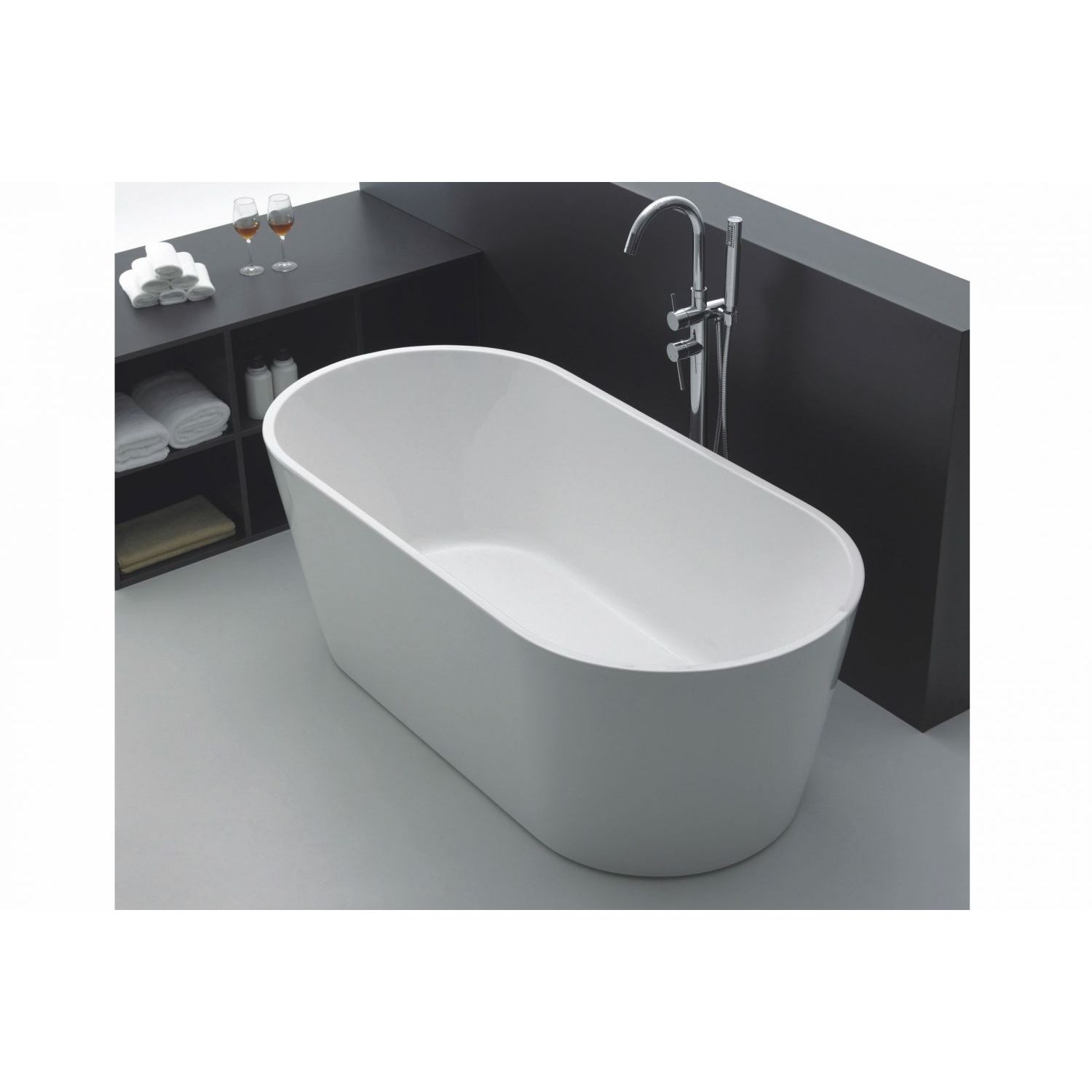 Linjakkaasti muotoiltu amme takaa rentouttavat kylpyhetket