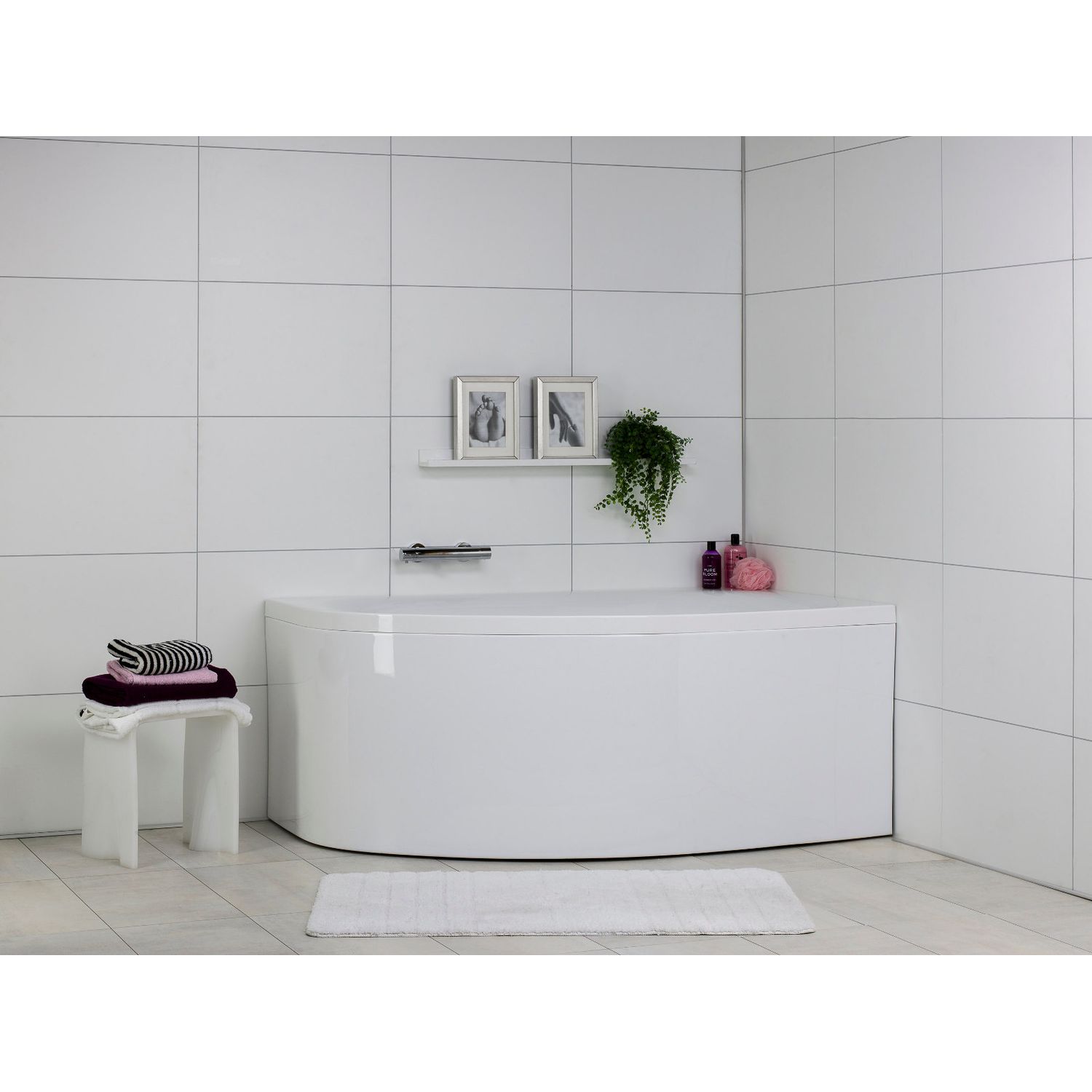 Kylpyamme Noro Soft 1600x1000x650 mm vasen akryyli valkoinen kylpyhuoneessa