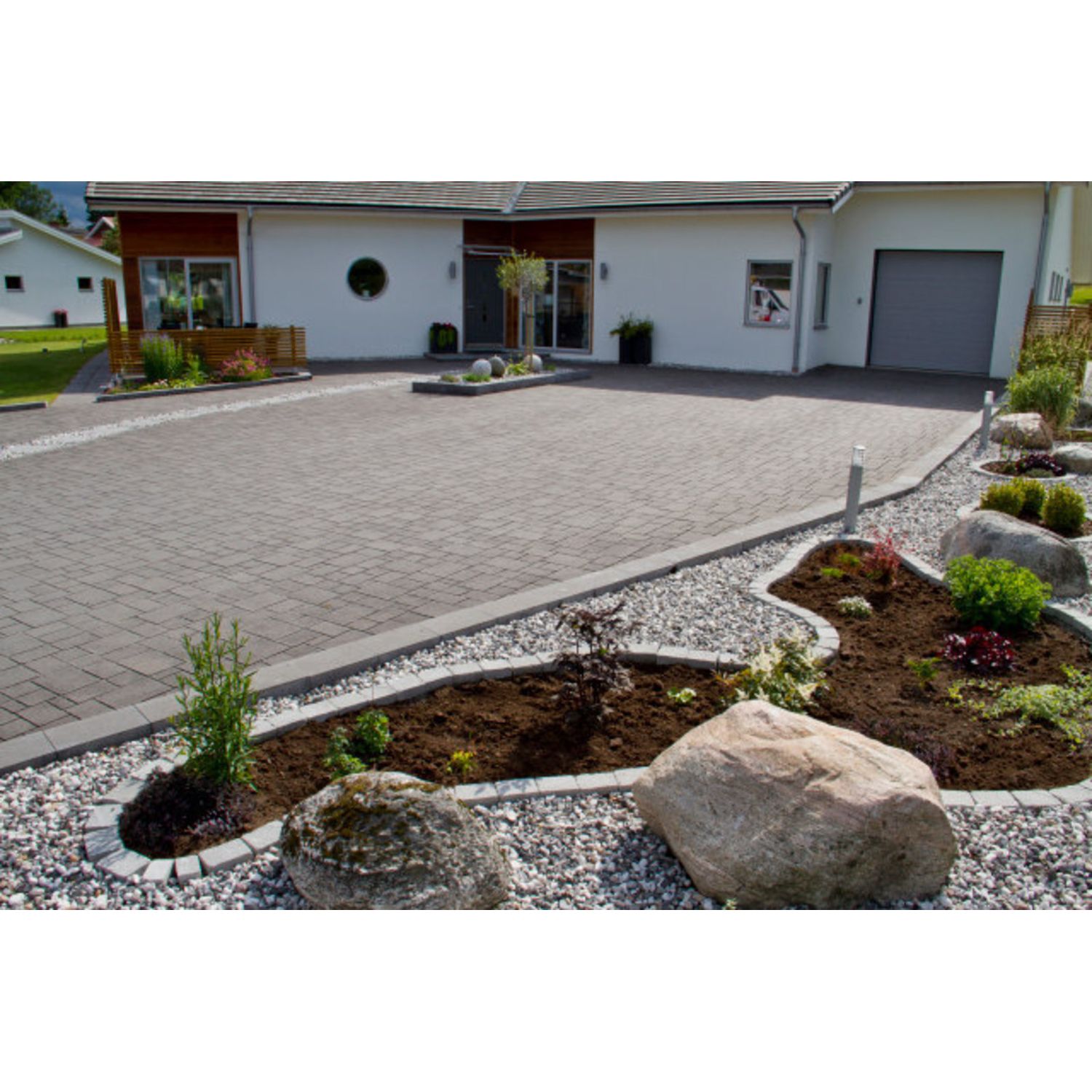 Teräväreunaisia reunakiviä etupihalla