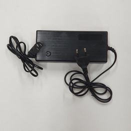 Laturi E-go sähköskootteriin kantikas